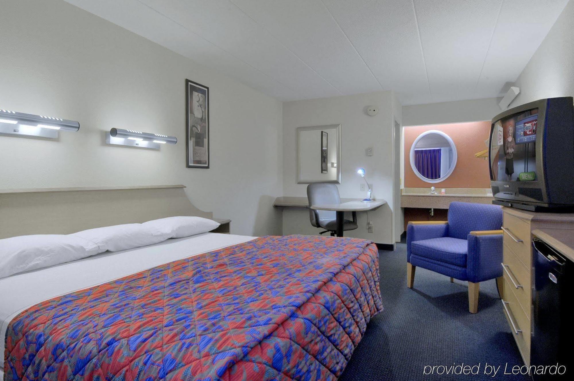 Готель Super 8 By Wyndham Deerfield - Northbrook Номер фото
